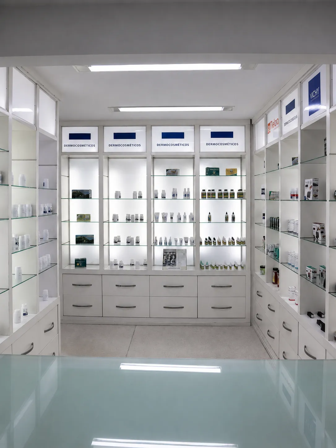 Estante de dermocosméticos e produtos dermatológicos na Sais da Terra Farmácia de Manipulação em Santos